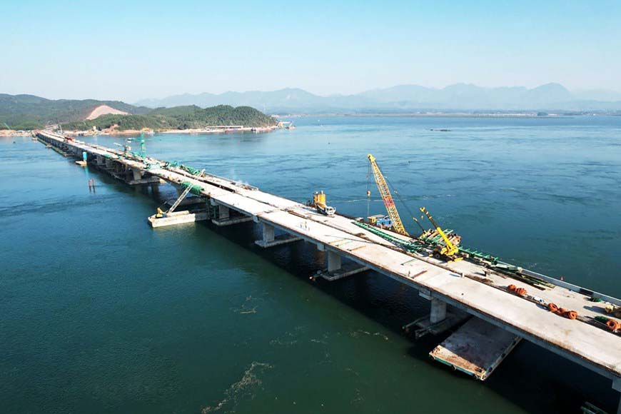 Công ty cổ phần 479 Hòa Bình chính thức hợp long cây cầu dài nhất trên tuyến cao tốc Vân Đồn – Móng Cái
